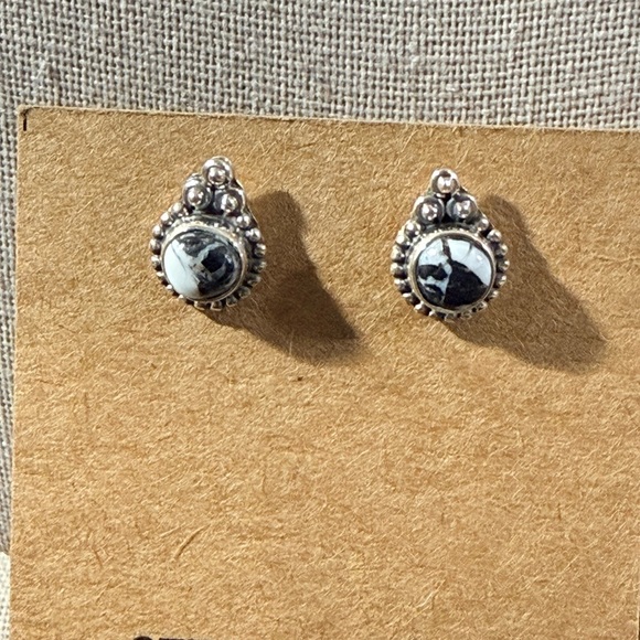 Undefined Jewelry - Elegant Silver White & Black White Buffalo Stud Earrings, New, Southwest